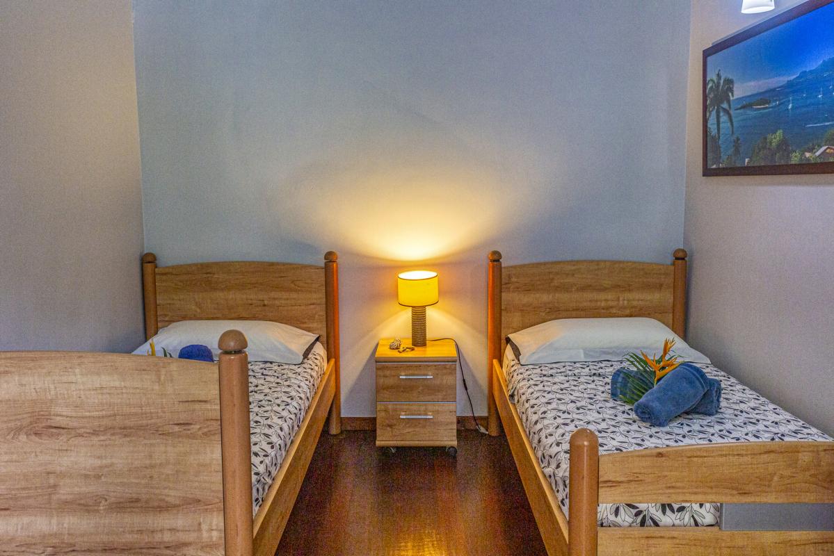 21. Location villa vue mer piscine Deshaies Guadeloupe_Chambre enfants